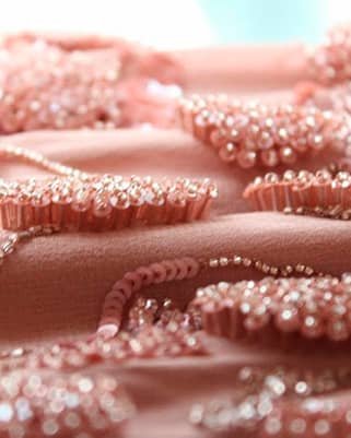 Bordado 3D con canutillo y perlas en tono rosa pastel sobre tela de terciopelo