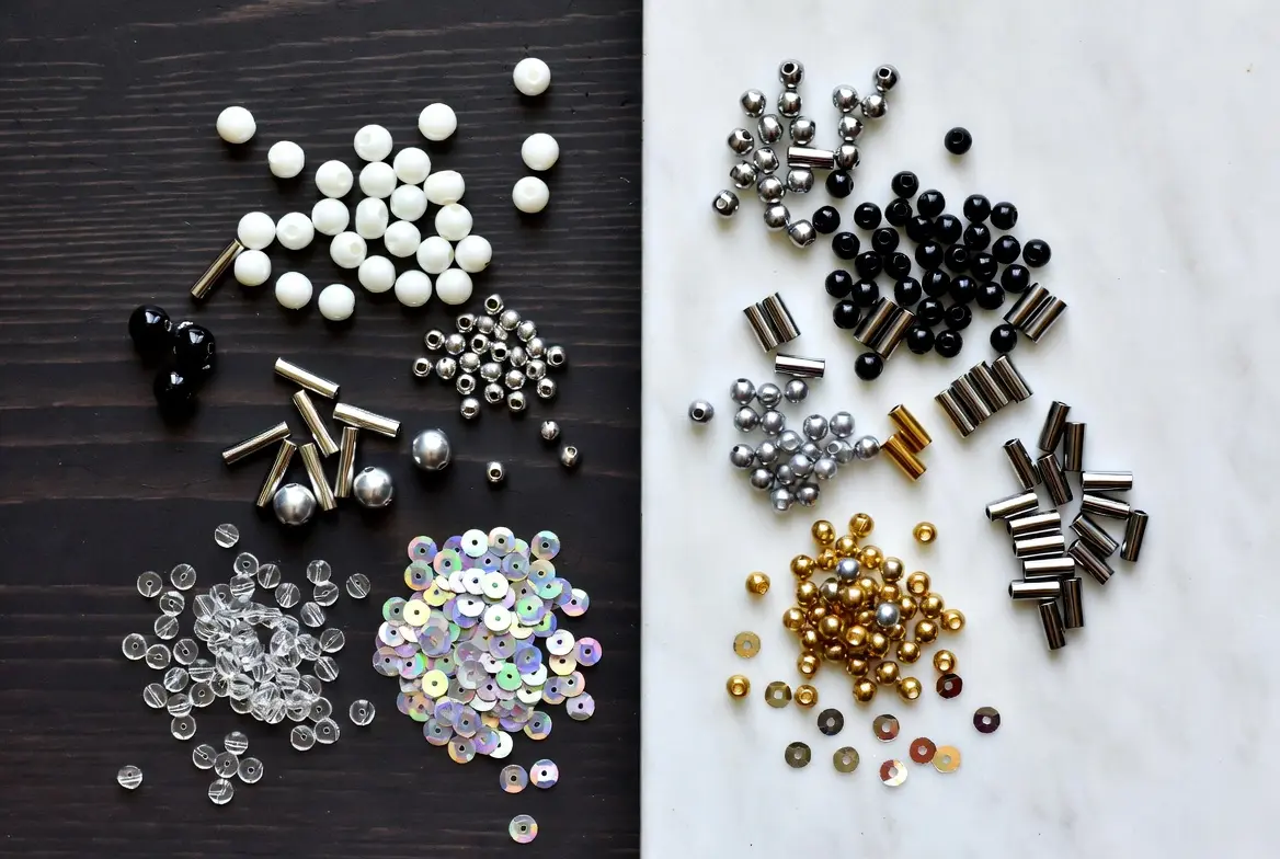 materiales de bordado, lentejuelas, canutillos, perlas