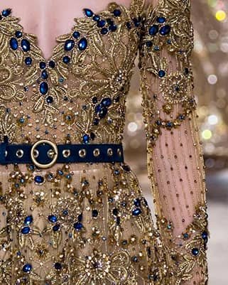Vestido bordado con lentejuelas doradas, hilo metálico y cristales azules de alta costura.