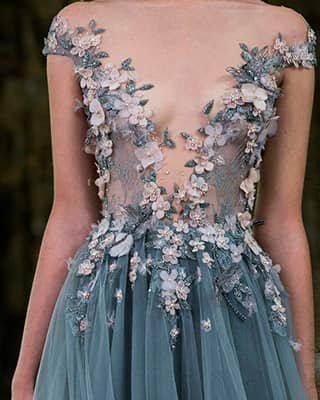 Vestido de gala en tul azul con flores 3D, bordado de lentejuelas y pedrería en tonos pastel.