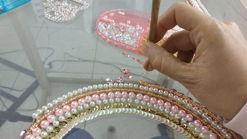 profesora Marianela Isashi realizando bordado luneville